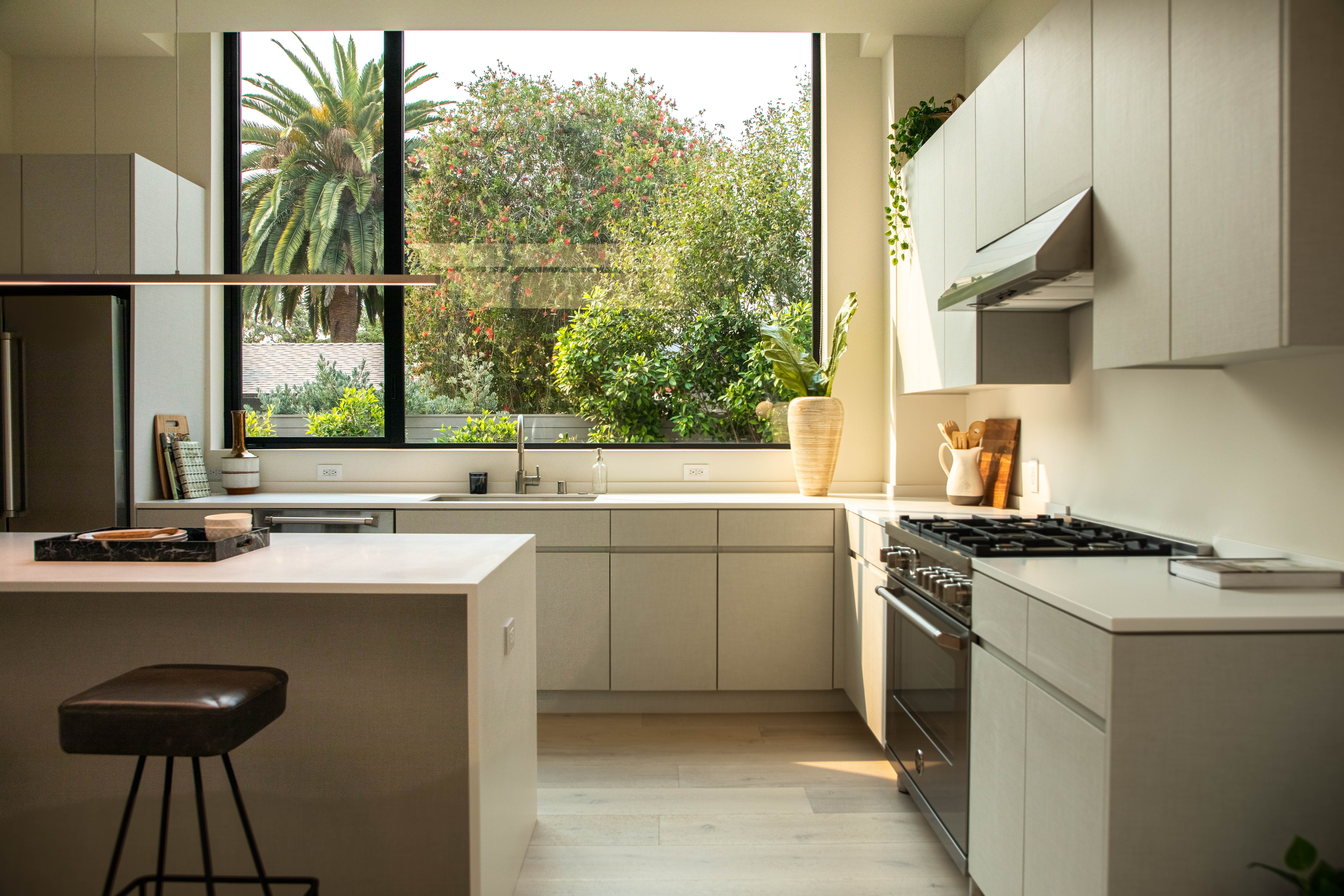 Tendencia en la cocina; las líneas verticales o el relieve de palilleria  visten las cocinas más