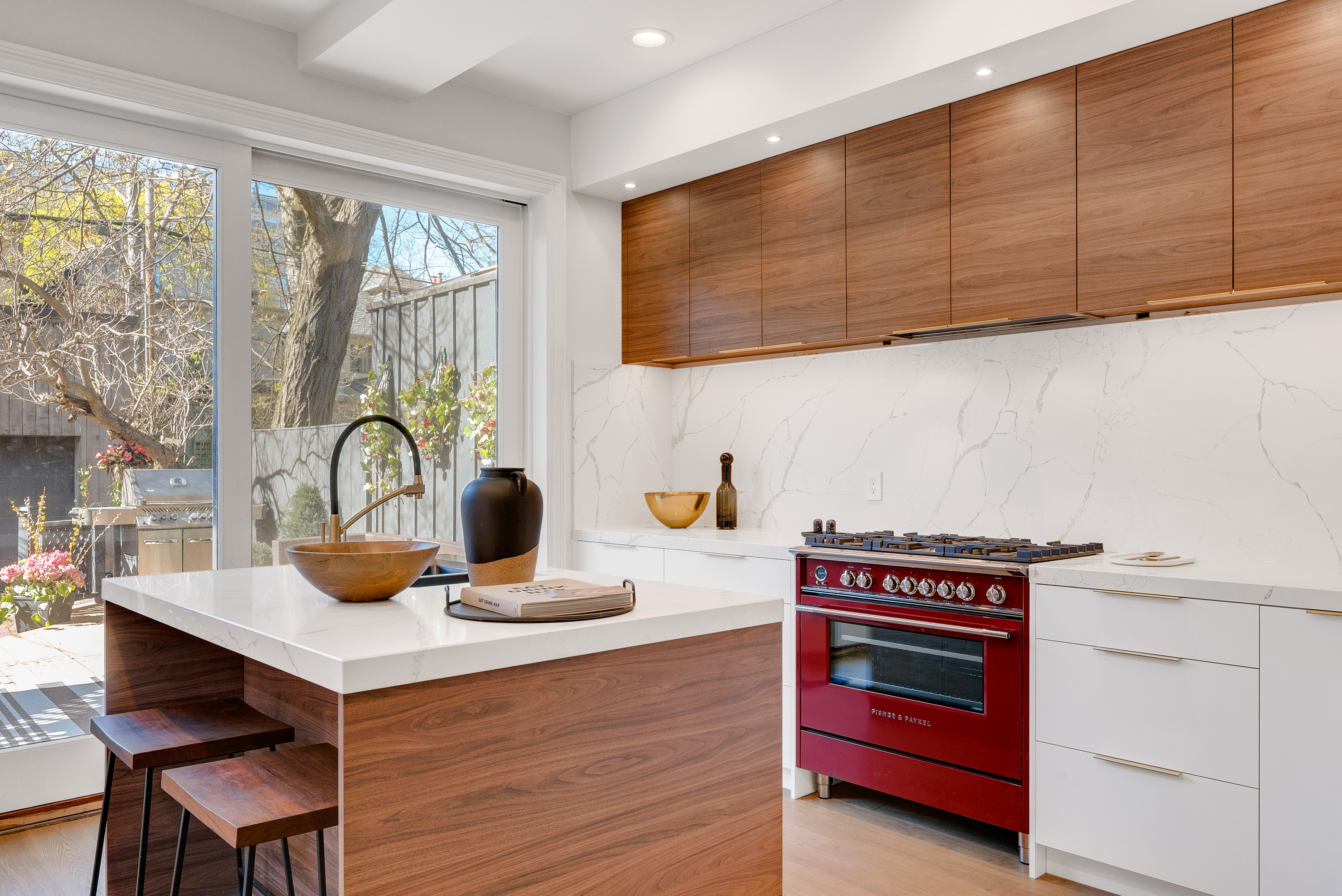 Tendencia en la cocina; las líneas verticales o el relieve de palilleria  visten las cocinas más
